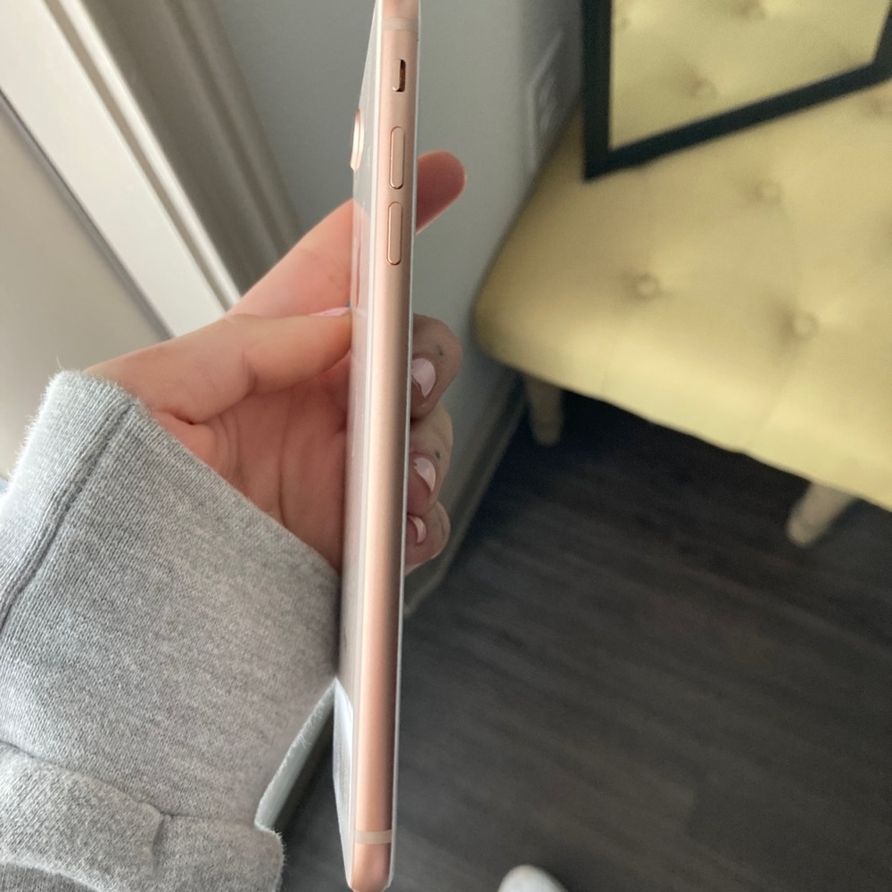 Iphone 8 plus Rose Gold - Picture 4 of 5